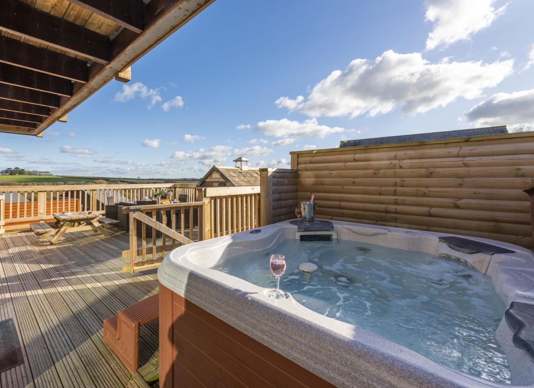 Lodge 40, Retallack Resort & Spa St Columb Major Dış mekan fotoğraf